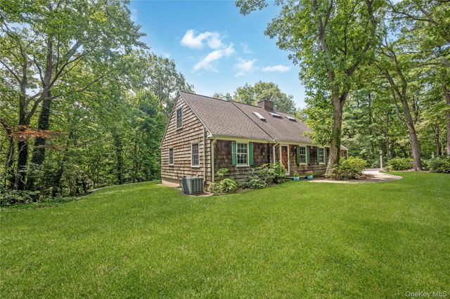 8 Arosa Court, Greenlawn, NY 11740