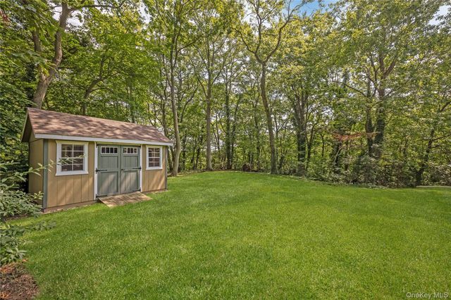 8 Arosa Court, Greenlawn, NY 11740