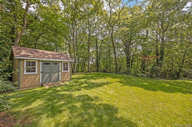 8 Arosa Court, Greenlawn, NY 11740