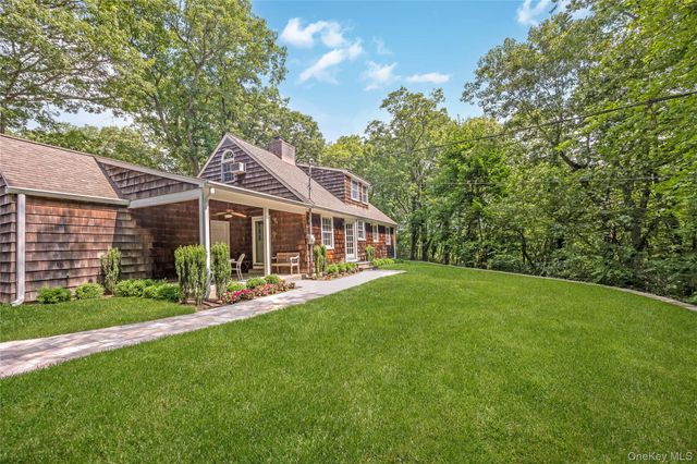 8 Arosa Court, Greenlawn, NY 11740
