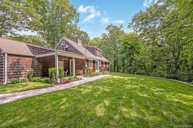 8 Arosa Court, Greenlawn, NY 11740
