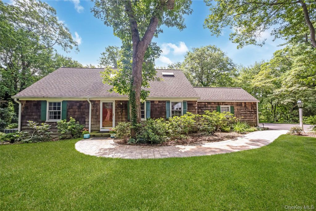 8 Arosa Court, Greenlawn, NY 11740