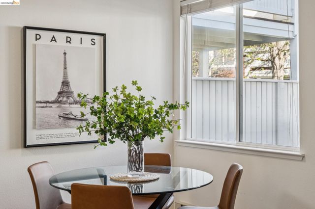 91 Marina Lakes Dr, Richmond, CA 94804