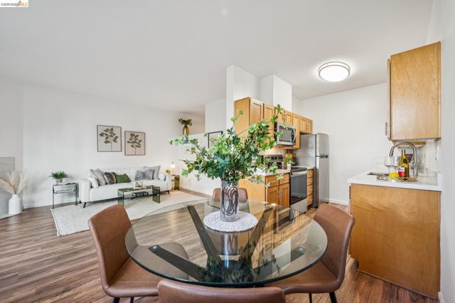 91 Marina Lakes Dr, Richmond, CA 94804