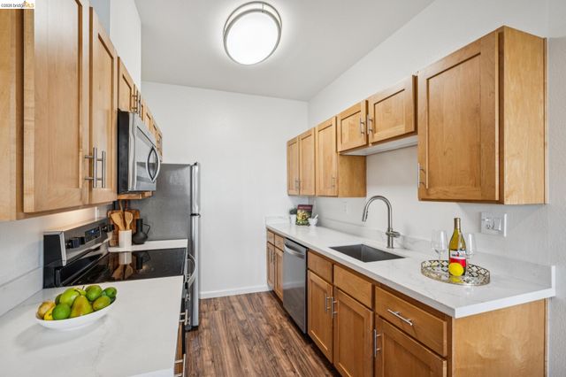 91 Marina Lakes Dr, Richmond, CA 94804