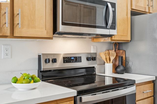 91 Marina Lakes Dr, Richmond, CA 94804