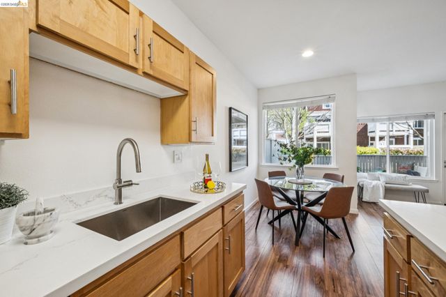 91 Marina Lakes Dr, Richmond, CA 94804