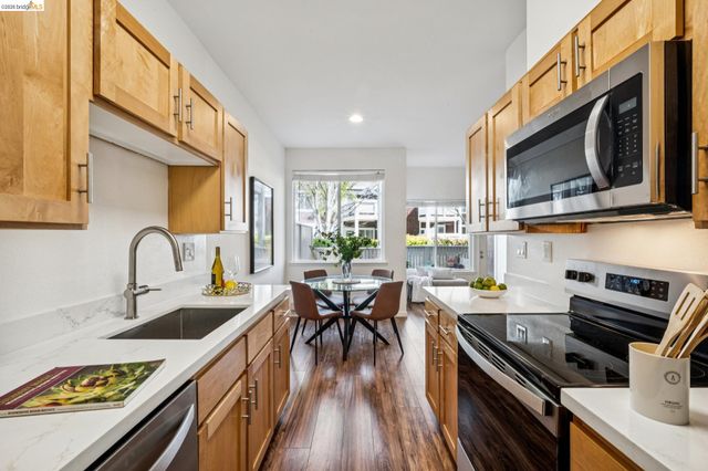 91 Marina Lakes Dr, Richmond, CA 94804