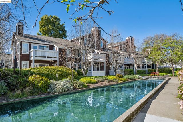 91 Marina Lakes Dr, Richmond, CA 94804
