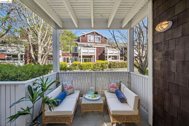 91 Marina Lakes Dr, Richmond, CA 94804