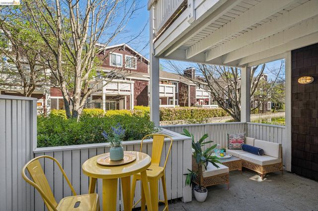 91 Marina Lakes Dr, Richmond, CA 94804