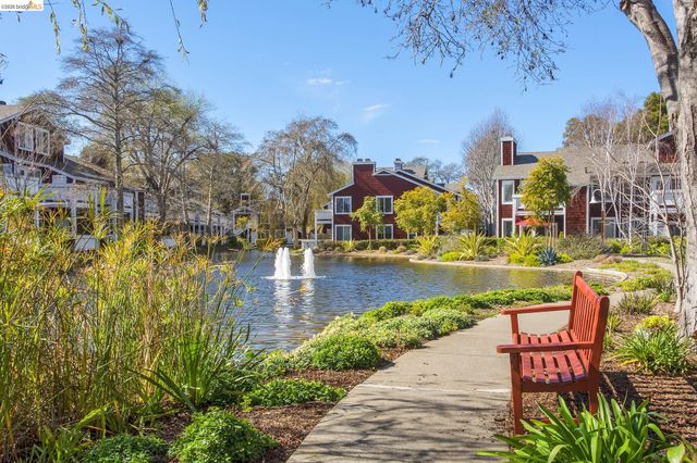 91 Marina Lakes Dr, Richmond, CA 94804