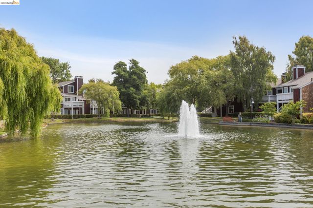 91 Marina Lakes Dr, Richmond, CA 94804