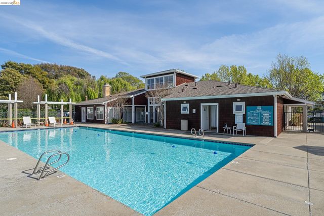 91 Marina Lakes Dr, Richmond, CA 94804