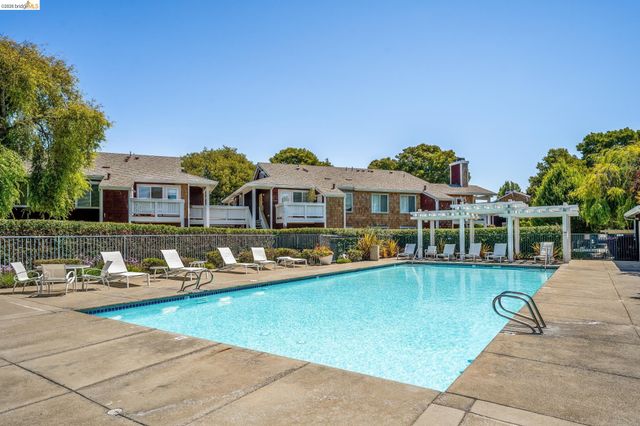 91 Marina Lakes Dr, Richmond, CA 94804