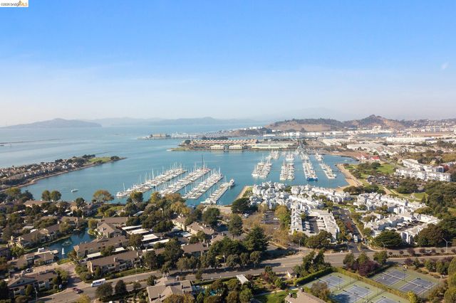 91 Marina Lakes Dr, Richmond, CA 94804