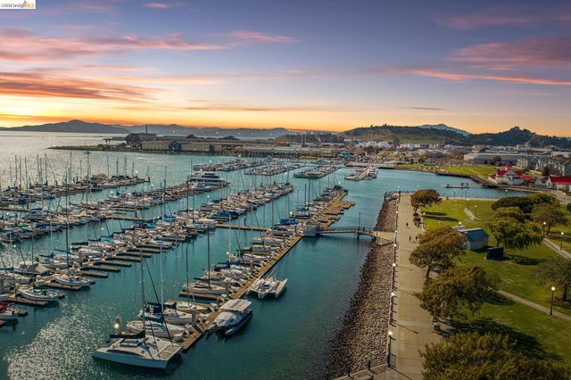 91 Marina Lakes Dr, Richmond, CA 94804