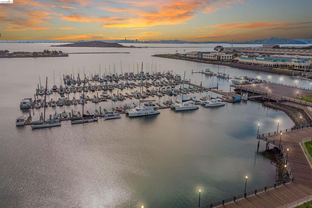 91 Marina Lakes Dr, Richmond, CA 94804