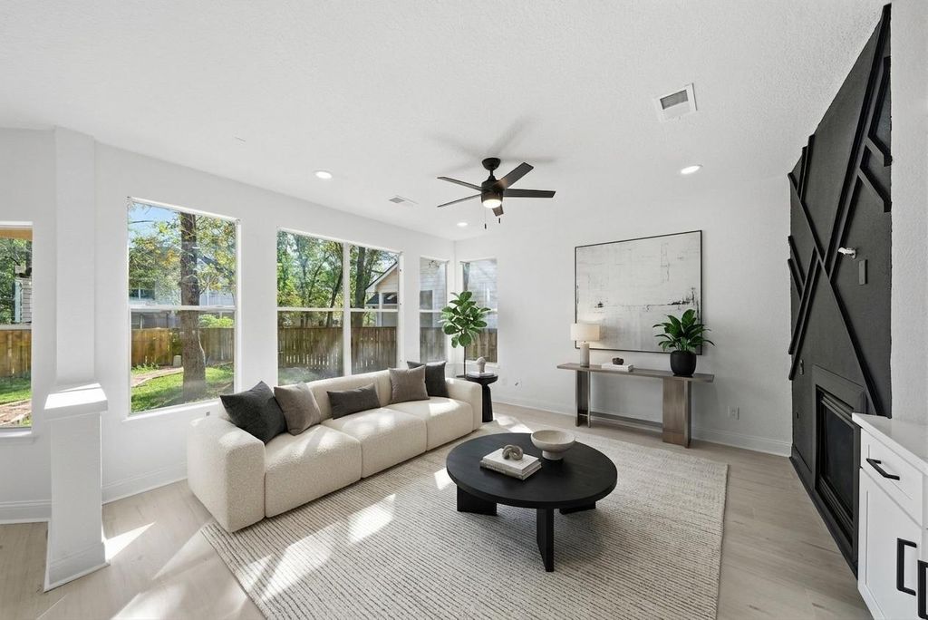 82 N Apple Springs Circle, The Woodlands, TX 77382