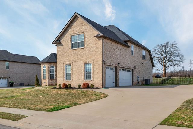 313 Clarabelle Ln, Clarksville, TN 37040