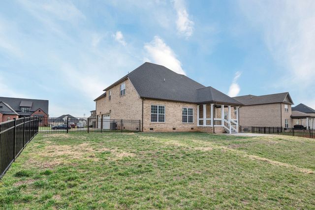 313 Clarabelle Ln, Clarksville, TN 37040