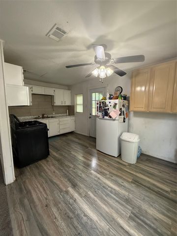 1006 Bishop Street, Commerce, TX 75428