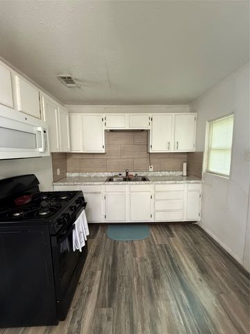 1006 Bishop Street, Commerce, TX 75428
