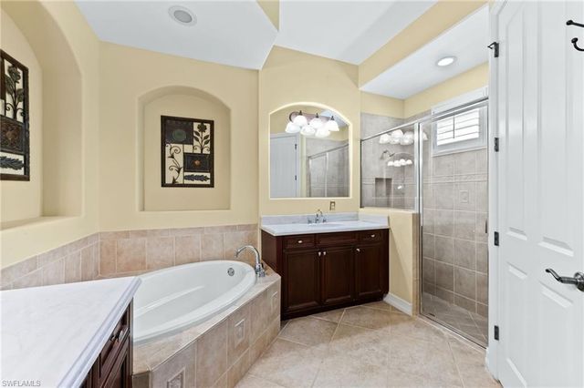 7875 Valencia CT, Naples, FL 34113