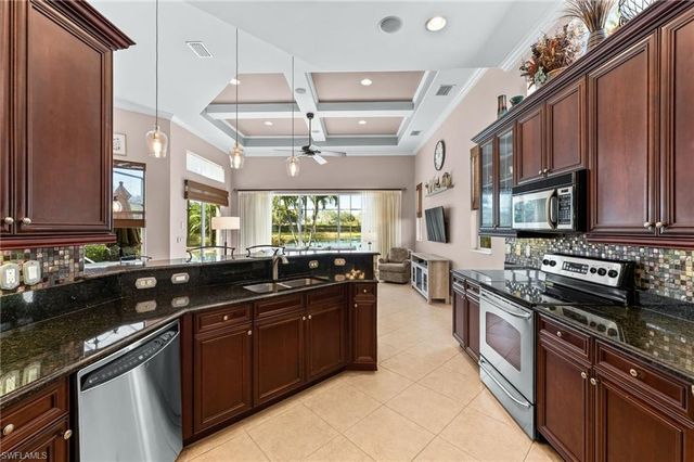 7875 Valencia CT, Naples, FL 34113