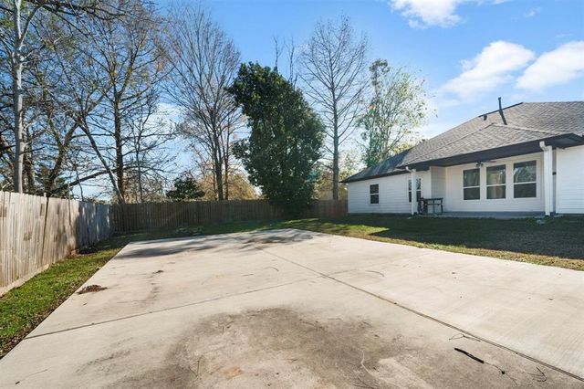 11854 E 22nd Street, Santa Fe, TX 77510