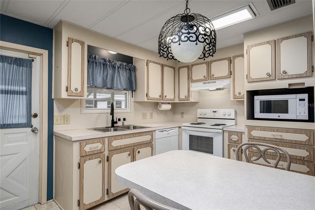 6710 36TH AVENUE E 8, Palmetto, FL 34221