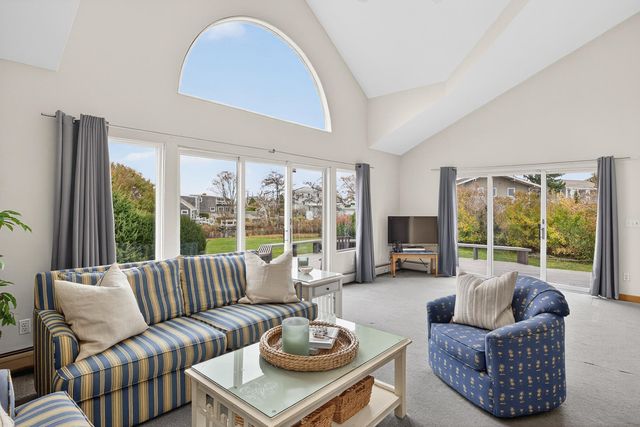 15 Hedge Lane, Falmouth, MA 02540