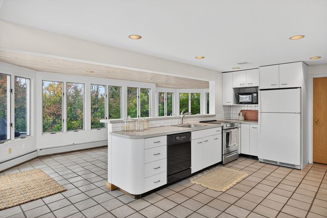 15 Hedge Lane, Falmouth, MA 02540