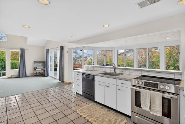 15 Hedge Lane, Falmouth, MA 02540