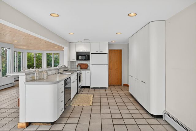 15 Hedge Lane, Falmouth, MA 02540