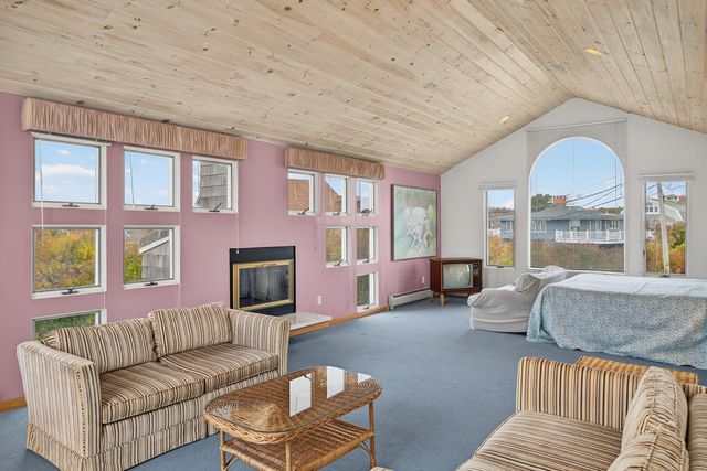 15 Hedge Lane, Falmouth, MA 02540