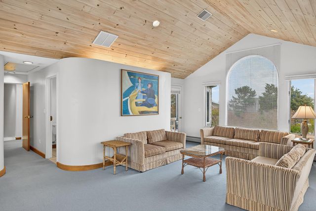 15 Hedge Lane, Falmouth, MA 02540