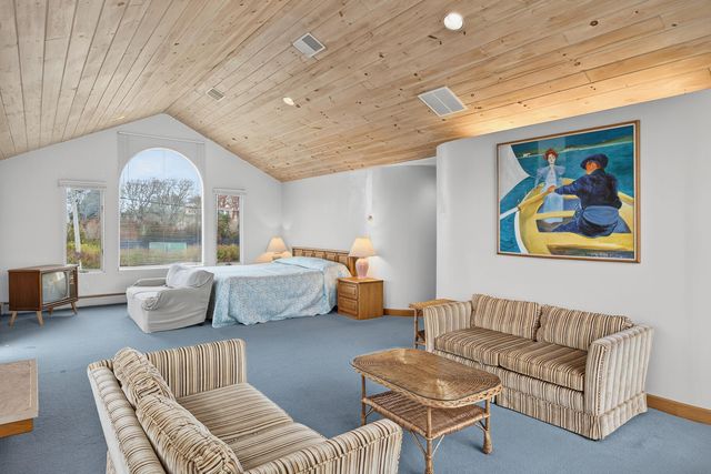 15 Hedge Lane, Falmouth, MA 02540