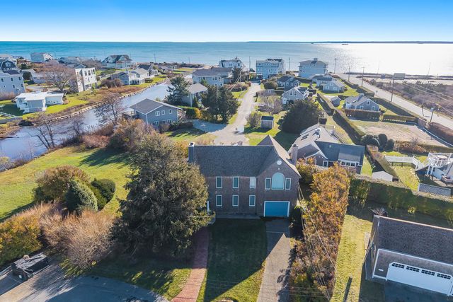 15 Hedge Lane, Falmouth, MA 02540