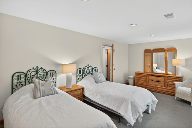 15 Hedge Lane, Falmouth, MA 02540