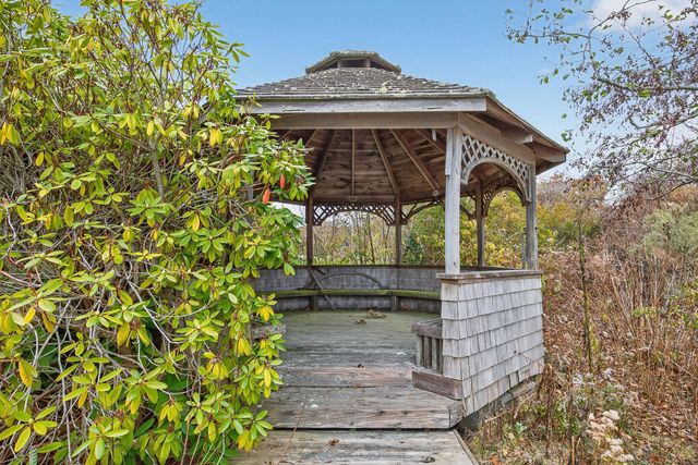 15 Hedge Lane, Falmouth, MA 02540