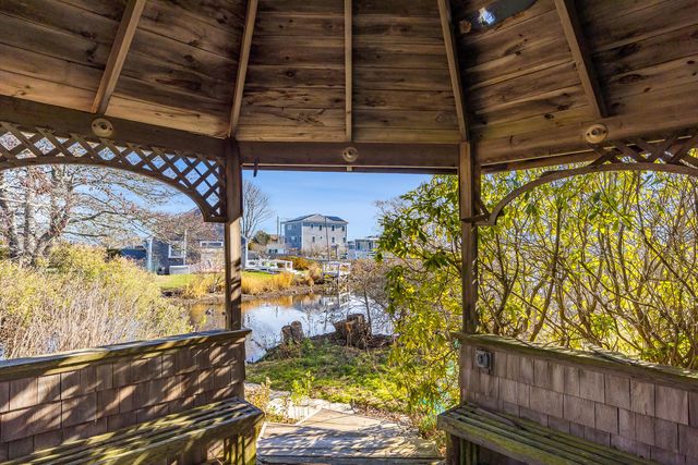 15 Hedge Lane, Falmouth, MA 02540