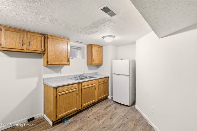 2 Eutropia Ct, Louisville, KY 40208