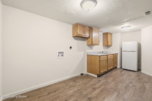 2 Eutropia Ct, Louisville, KY 40208