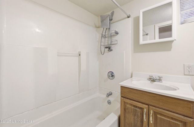 2 Eutropia Ct, Louisville, KY 40208