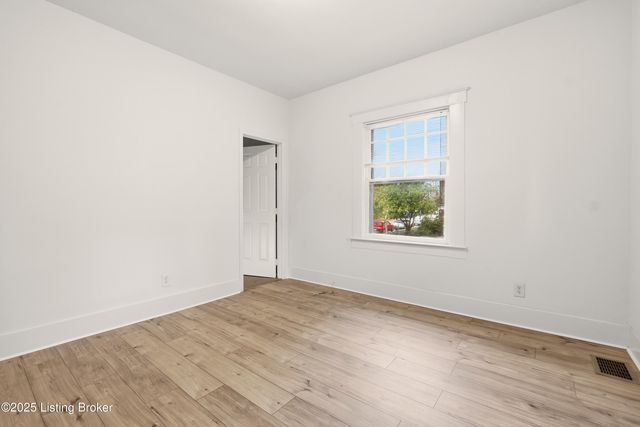 2 Eutropia Ct, Louisville, KY 40208