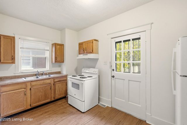 2 Eutropia Ct, Louisville, KY 40208