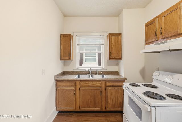 2 Eutropia Ct, Louisville, KY 40208