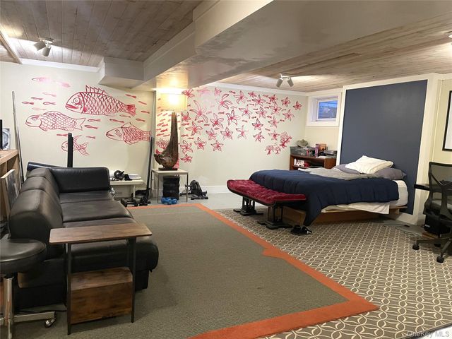 21 N Sea Road, Southampton, NY 11968