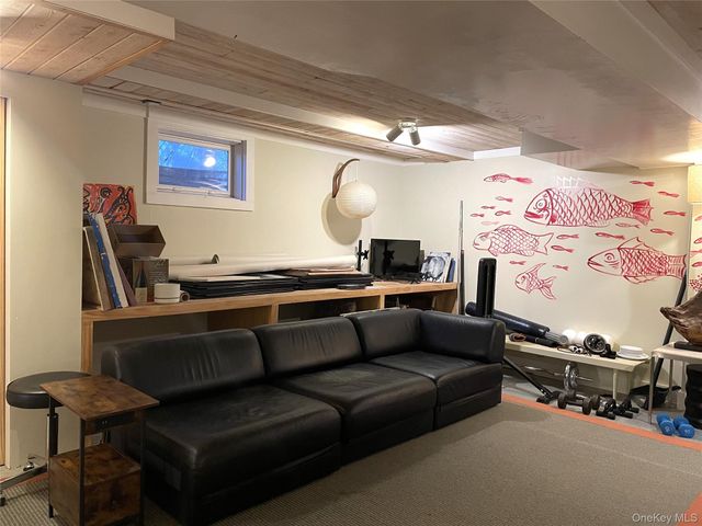 21 N Sea Road, Southampton, NY 11968